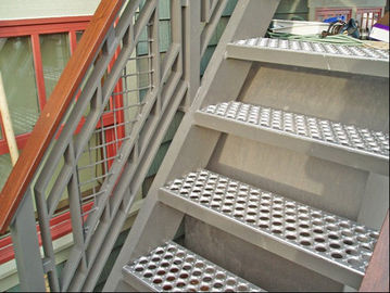Anti - Skidding Dekoratif Sac Paneller Delikli Metal Merdiven Basamakları